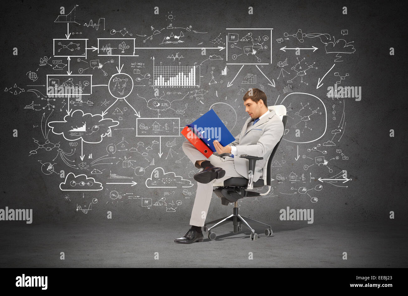 Bello imprenditore con cartelle seduti su una sedia Foto Stock
