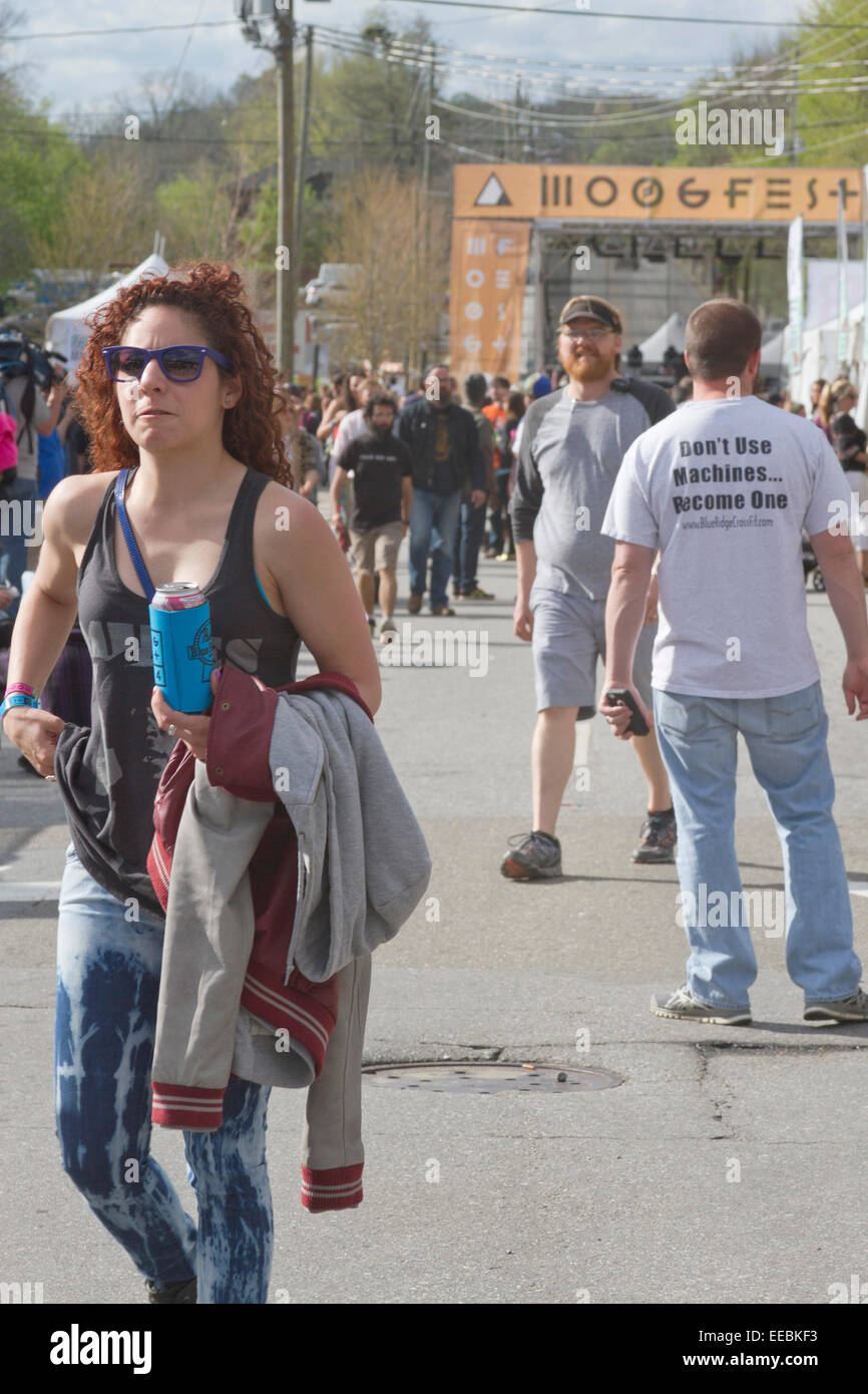 La folla di persone frequentano l annuale Asheville, NC moogfest music festival Foto Stock