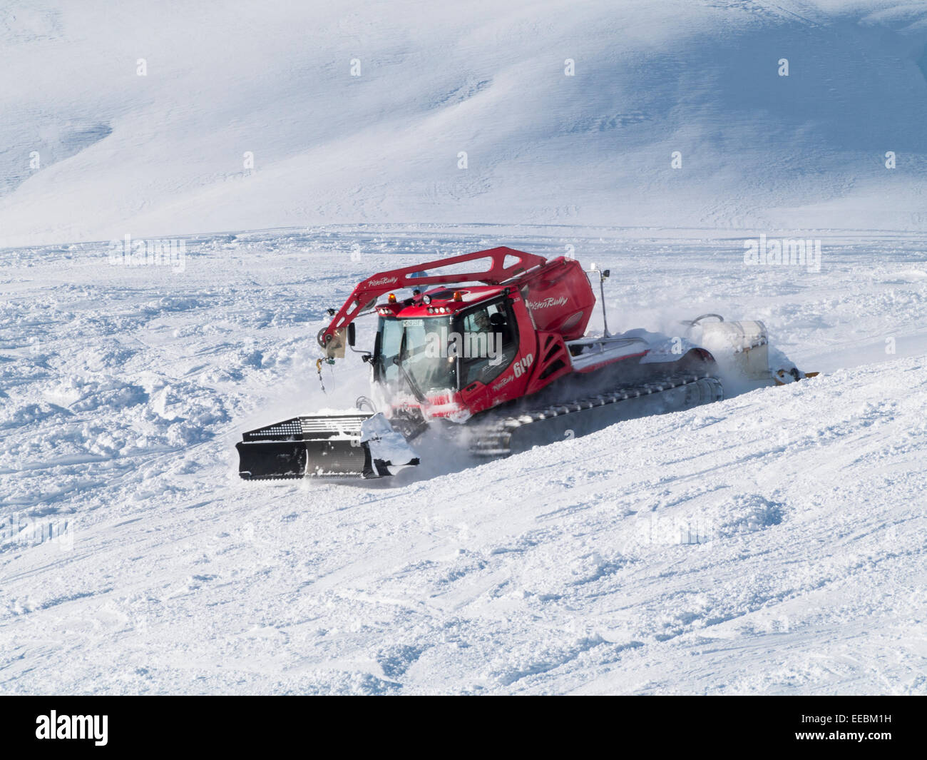 Distruttori di neve o pista toelettatura bully caterpillar veicolo cingolato muovendo rapidamente sulle piste da sci. St Anton am Arlberg Tirol Austria Foto Stock