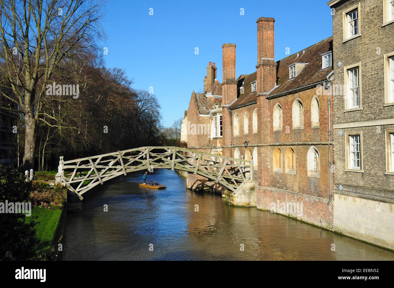 La Matematica ponte sopra il fiume Cam del Queens' College (da Silver Street), Cambridge, Inghilterra, Regno Unito Foto Stock