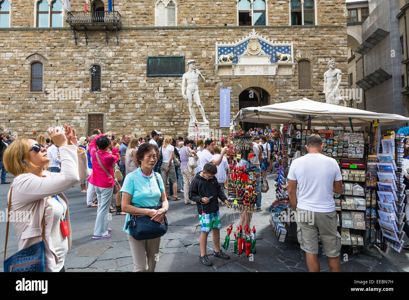 Firenze,Italia-agosto 26,2014:molti turisti in Piazza della Signoria per scattare foto, acquistare souvenir o immettere nel palazo vecchio Foto Stock