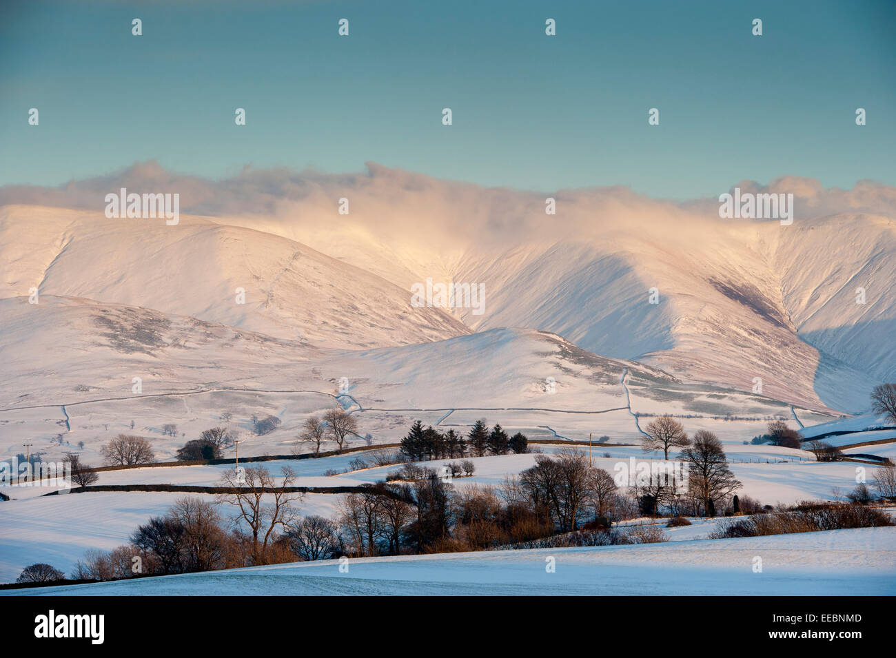 Howgill Fells in Cumbria, coperte di neve su un inverni di sera. Foto Stock