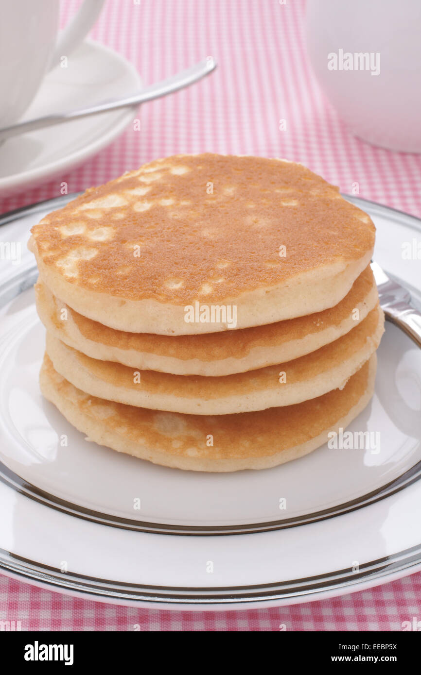 Pila di pianura latticello frittelle non burro o sciroppo Foto Stock