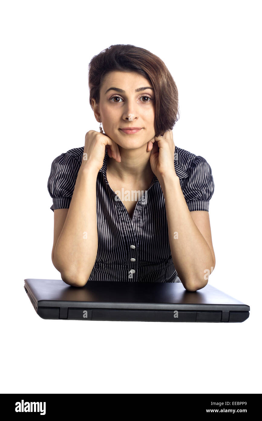 Giovane donna in piedi con le mani su un computer portatile isolato su bianco Foto Stock