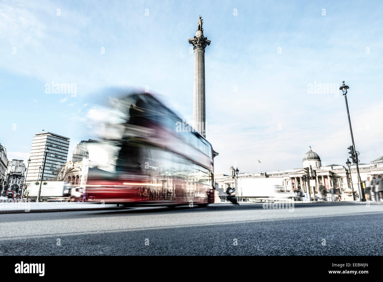 Bus in movimento nella parte anteriore della colonna di Nelson, Foto Stock