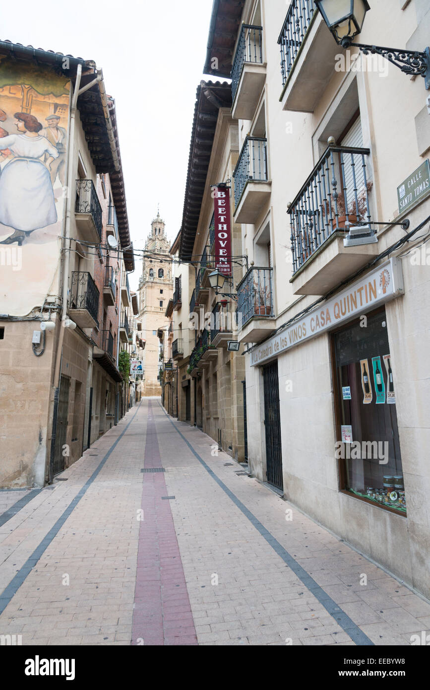Una strada stretta e edifici della città di Haro, Spagna, la capitale del vino Rioja regione. Foto Stock