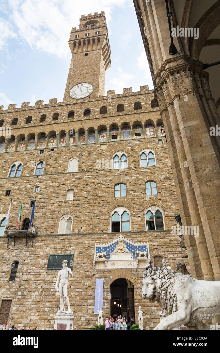 Firenze,Italia-agosto 26,2014:molti turisti in Piazza della Signoria per scattare foto, acquistare souvenir o immettere nel palazo vecchio Foto Stock