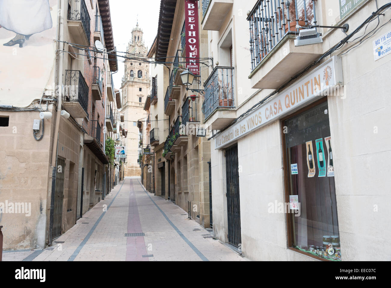 Una strada stretta e edifici della città di Haro, Spagna, la capitale del vino Rioja regione. Foto Stock