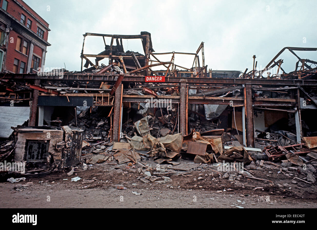 BELFAST, IRLANDA DEL NORD - Giugno 1973. Department store soffiate dall'esercito repubblicano irlandese in Belfast City Centre durante i guai, Irlanda del Nord. Foto Stock