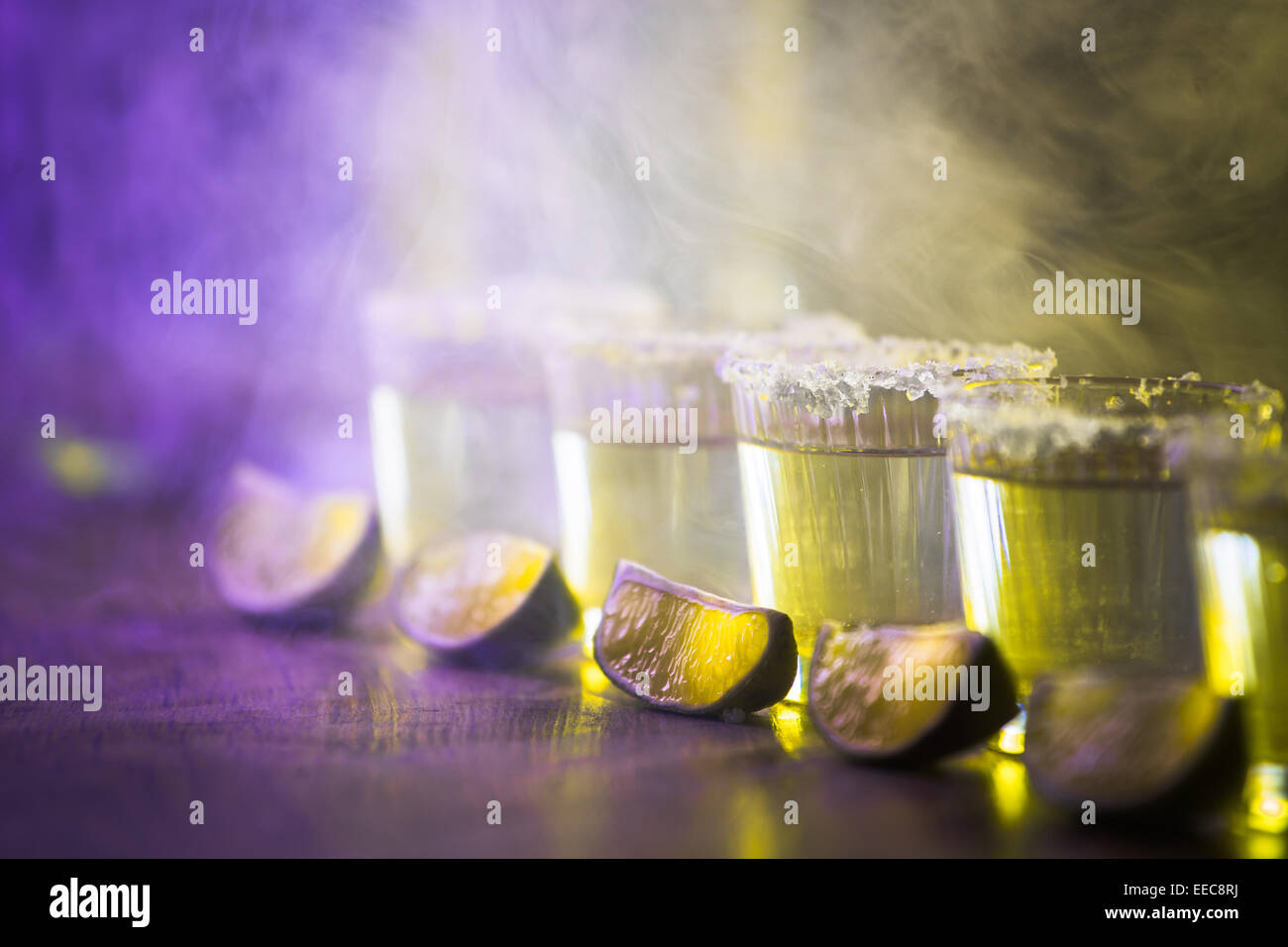 Tequila in bicchierini con calce e sale Foto Stock