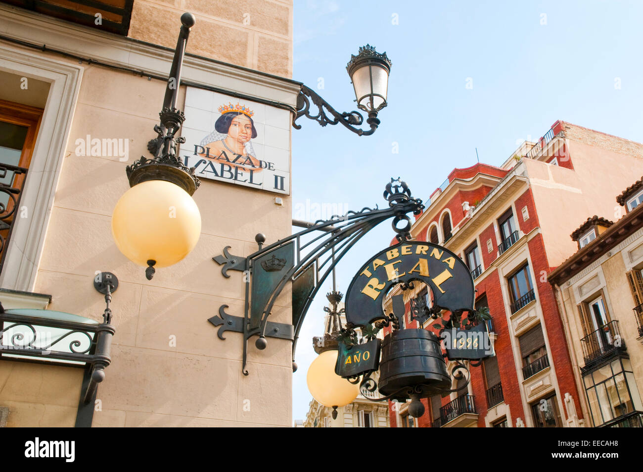 Isabel II angolo quadrato a Calle Arenal. Madrid, Spagna. Foto Stock