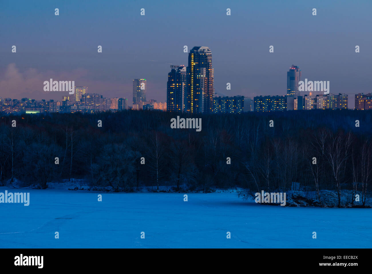 Strogino distretto nel paesaggio urbano di Mosca in sera Foto Stock