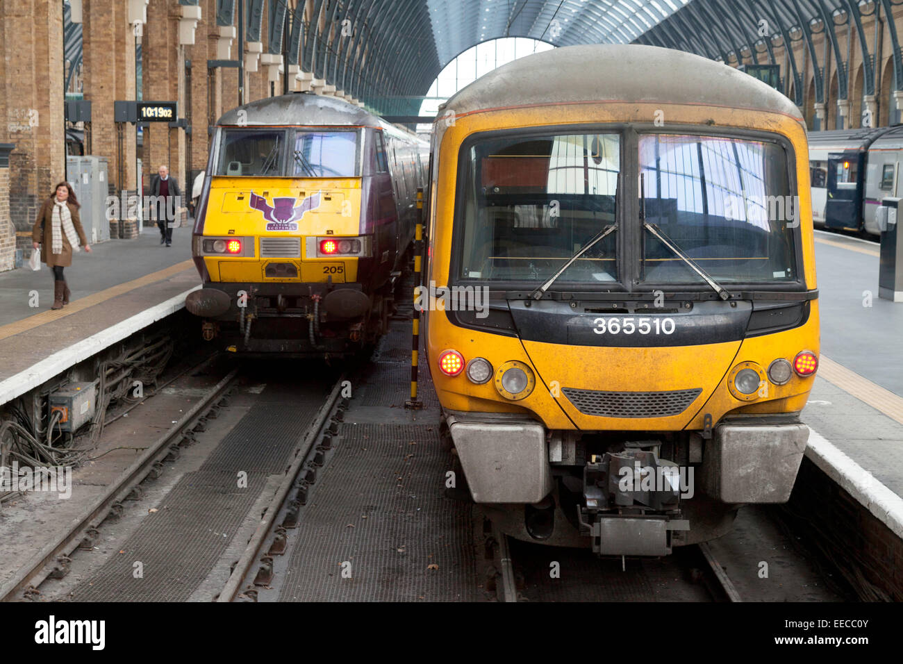 La parte anteriore di due treni presso la piattaforma, la stazione di Kings Cross, London REGNO UNITO Foto Stock