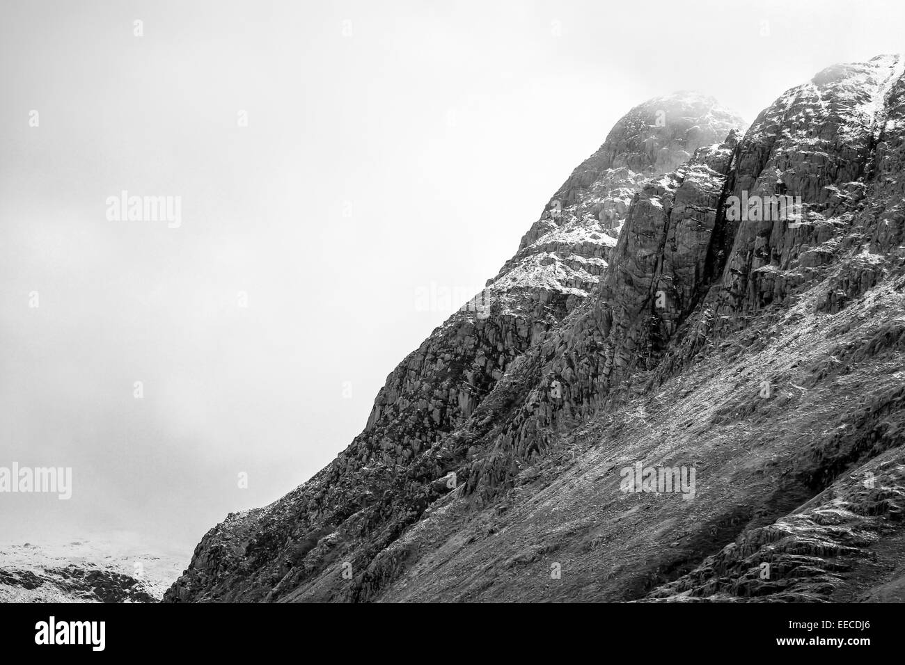 Snow pezzata Langdale Pikes nel Lake District inglese, Cumbria Foto Stock