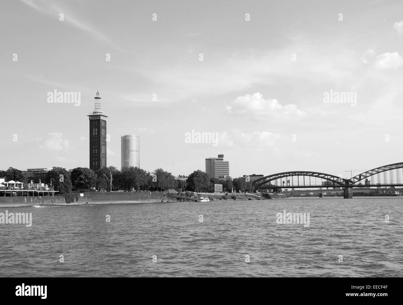 Il Messeturm (Fair Torre), Triangolo Torre e Hohenzollernbruecke (ponte di Hohenzollern) visto dal Reno a Colonia, Germania Foto Stock