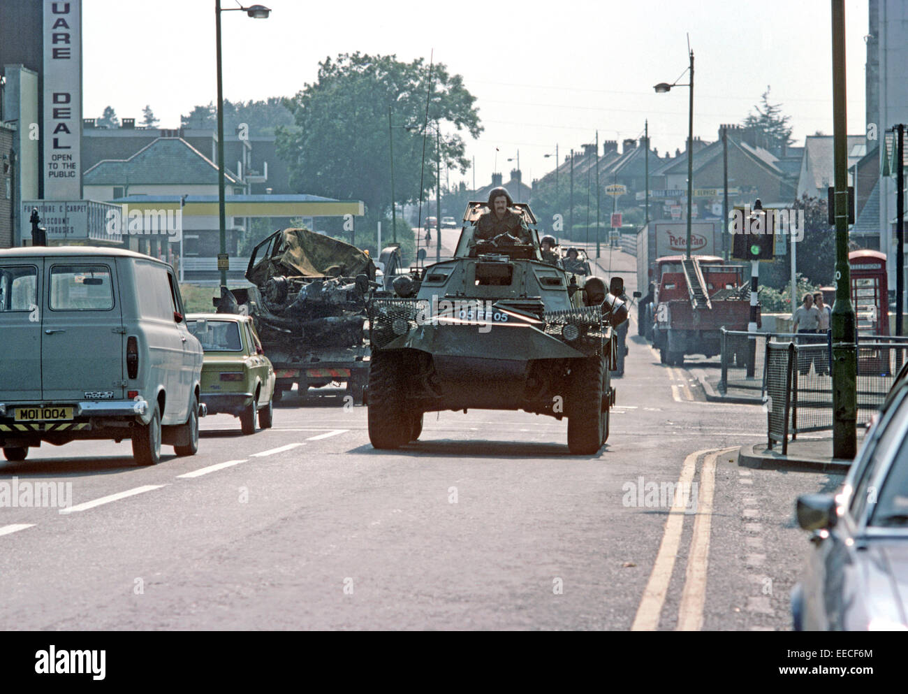 BELFAST, IRLANDA DEL NORD - agosto 1973. Esercito britannico saracena vettori personale di pattuglia durante i guai, Irlanda del Nord. Foto Stock