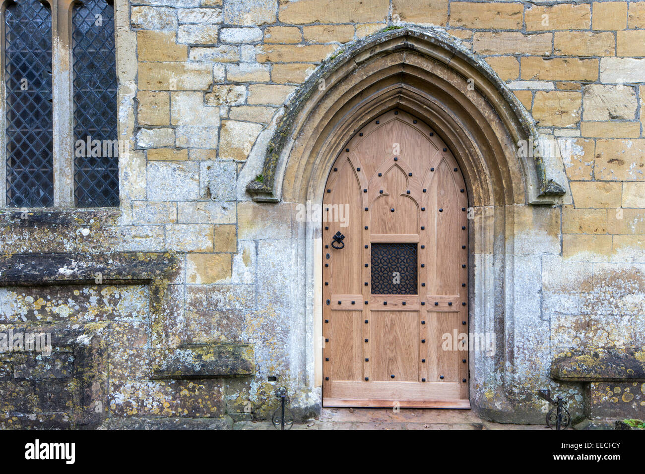 Nuova porta a cotswold chiesa di St Eadburgha in primavera, tra Snowshill e Broadway, Worcestershire, England, Regno Unito Foto Stock