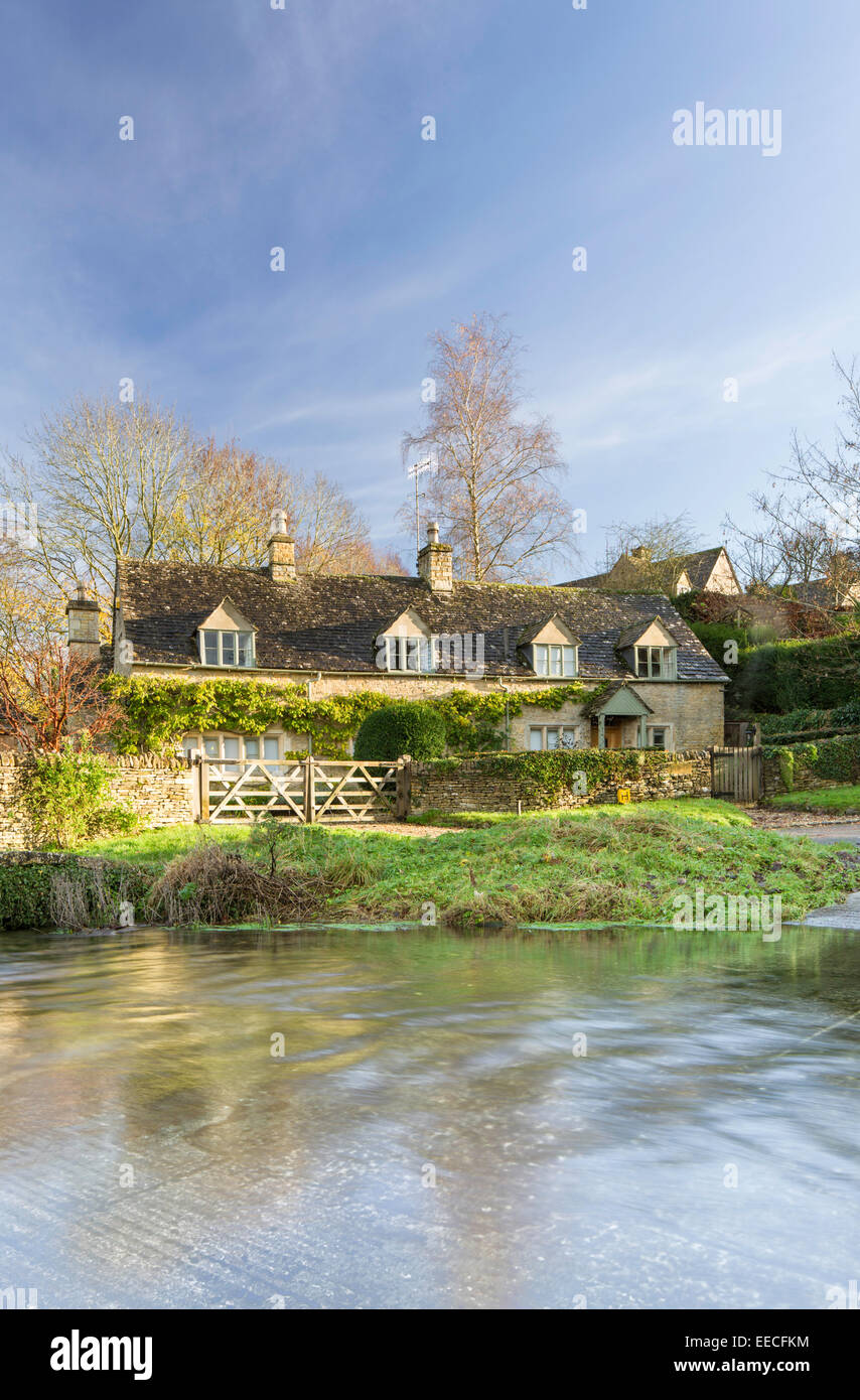 Il villaggio Costwold di macellazione superiore sul fiume occhio nella luce della sera, Gloucestershire, England, Regno Unito Foto Stock