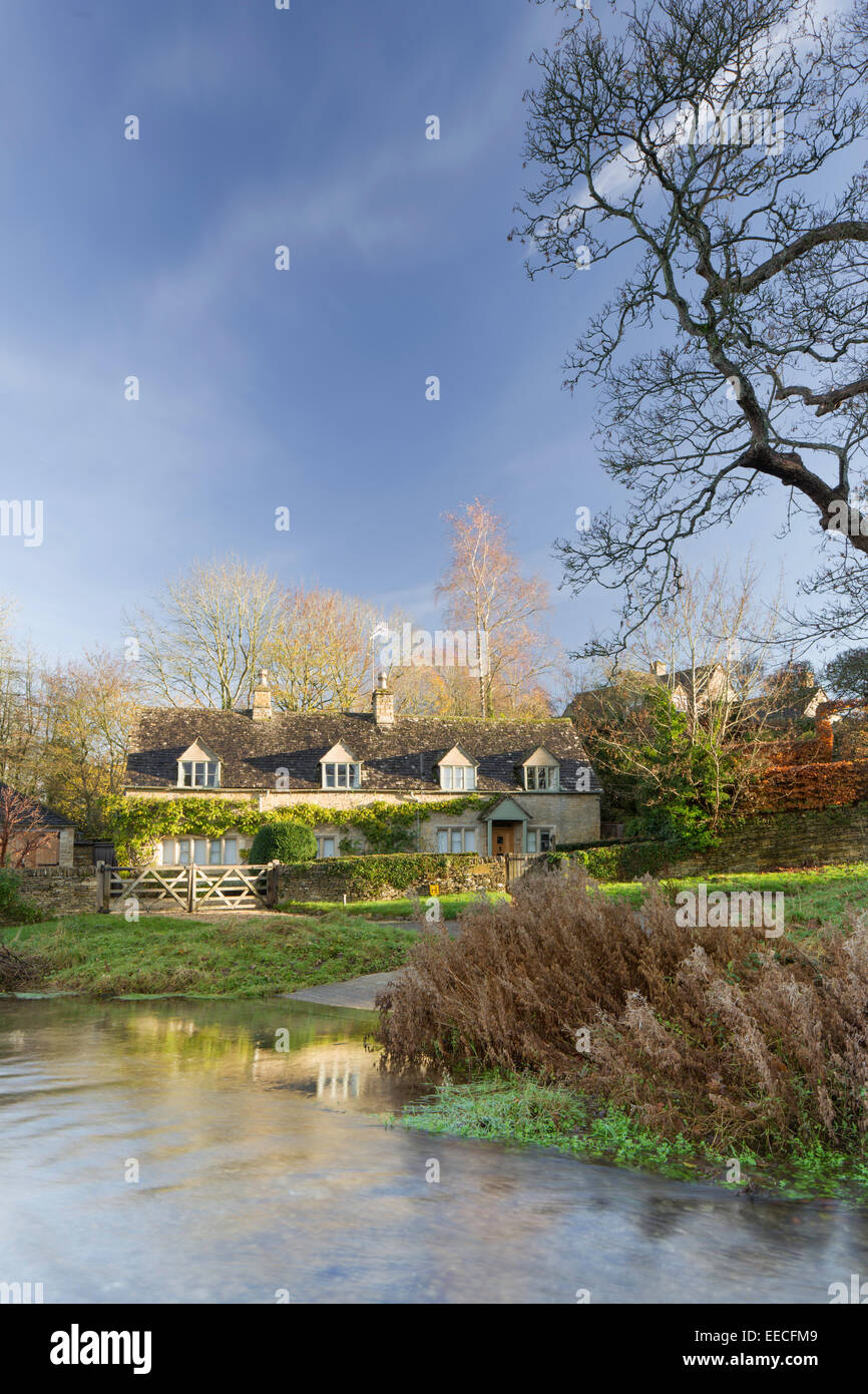 Il villaggio Costwold di macellazione superiore sul fiume occhio nella luce della sera, Gloucestershire, England, Regno Unito Foto Stock