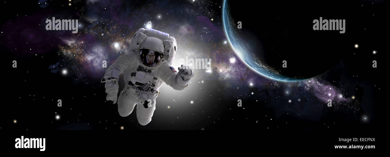 Artista del concetto di un astronauta floating nello spazio esterno. Una massa-come pianeta vede sunrise in background. Foto Stock
