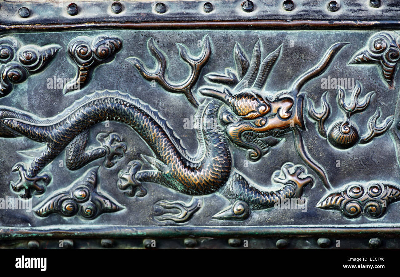 Dettaglio del colore di un drago incisione in bronzo in Cina. Foto Stock