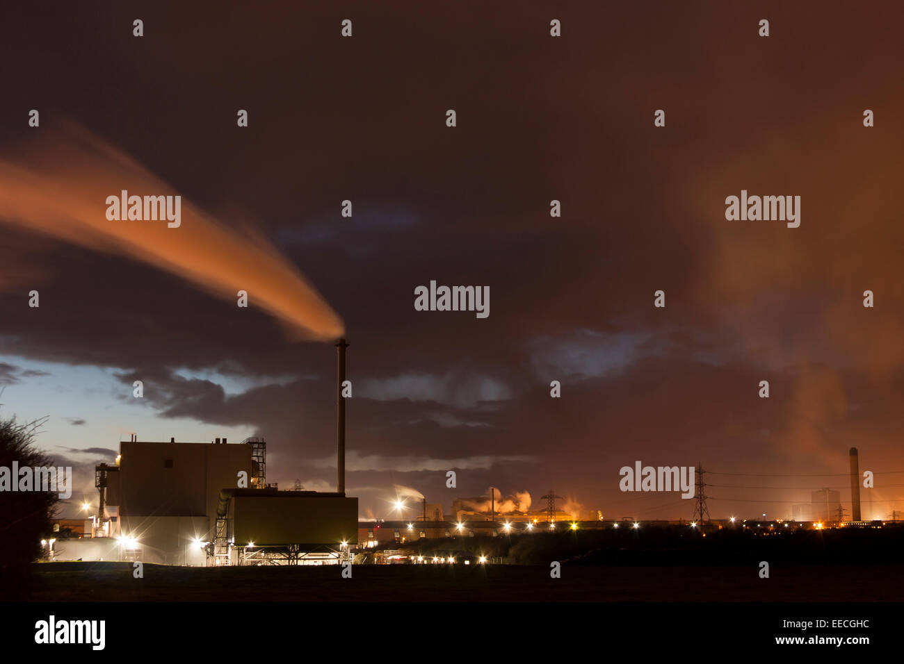 Stabilimento industriale di fumo camino l'inquinamento di notte Foto Stock