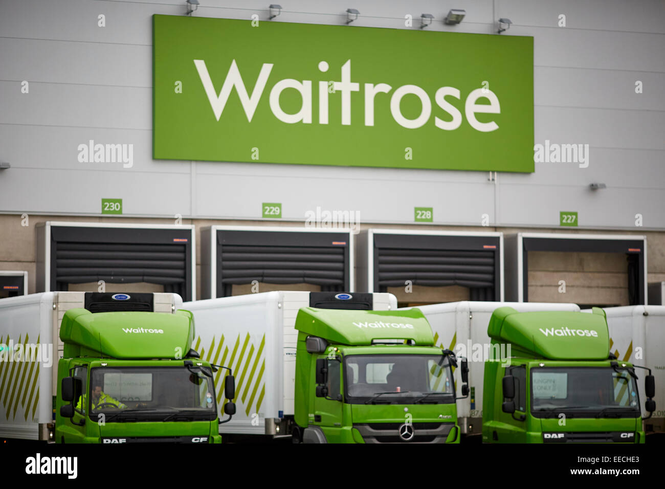 Waitrose Leyland centro di distribuzione in Lancashire Regno Unito verde Waitrose DAF Trucks in deposito Foto Stock