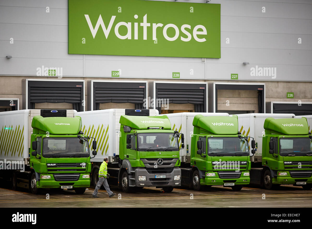 Waitrose Leyland centro di distribuzione in Lancashire Regno Unito verde Waitrose DAF Trucks in deposito Foto Stock