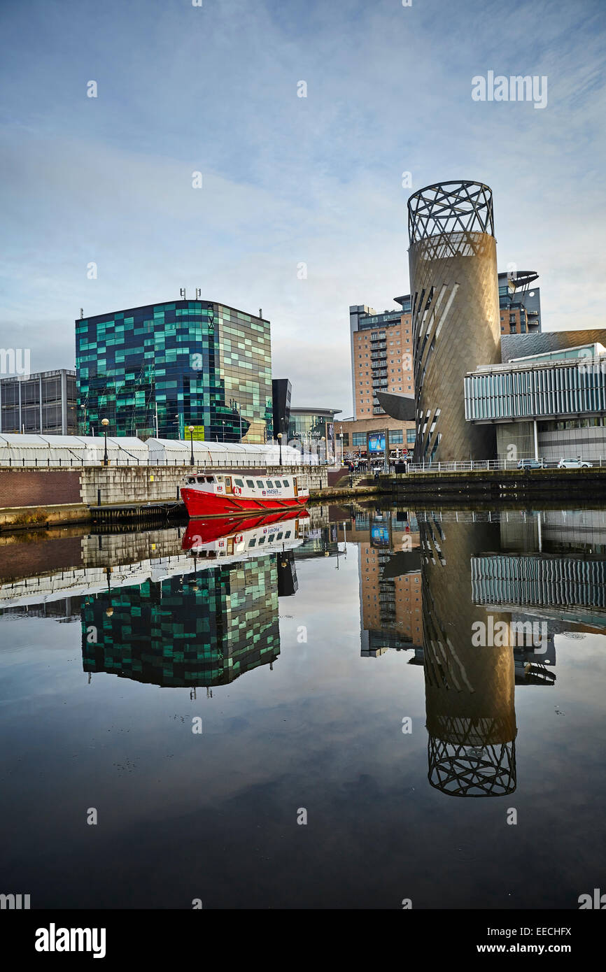 Uscita di Lowry a Media City in Salford Quays, Manchester Crociere barca ormeggiata nel bacino. Foto Stock