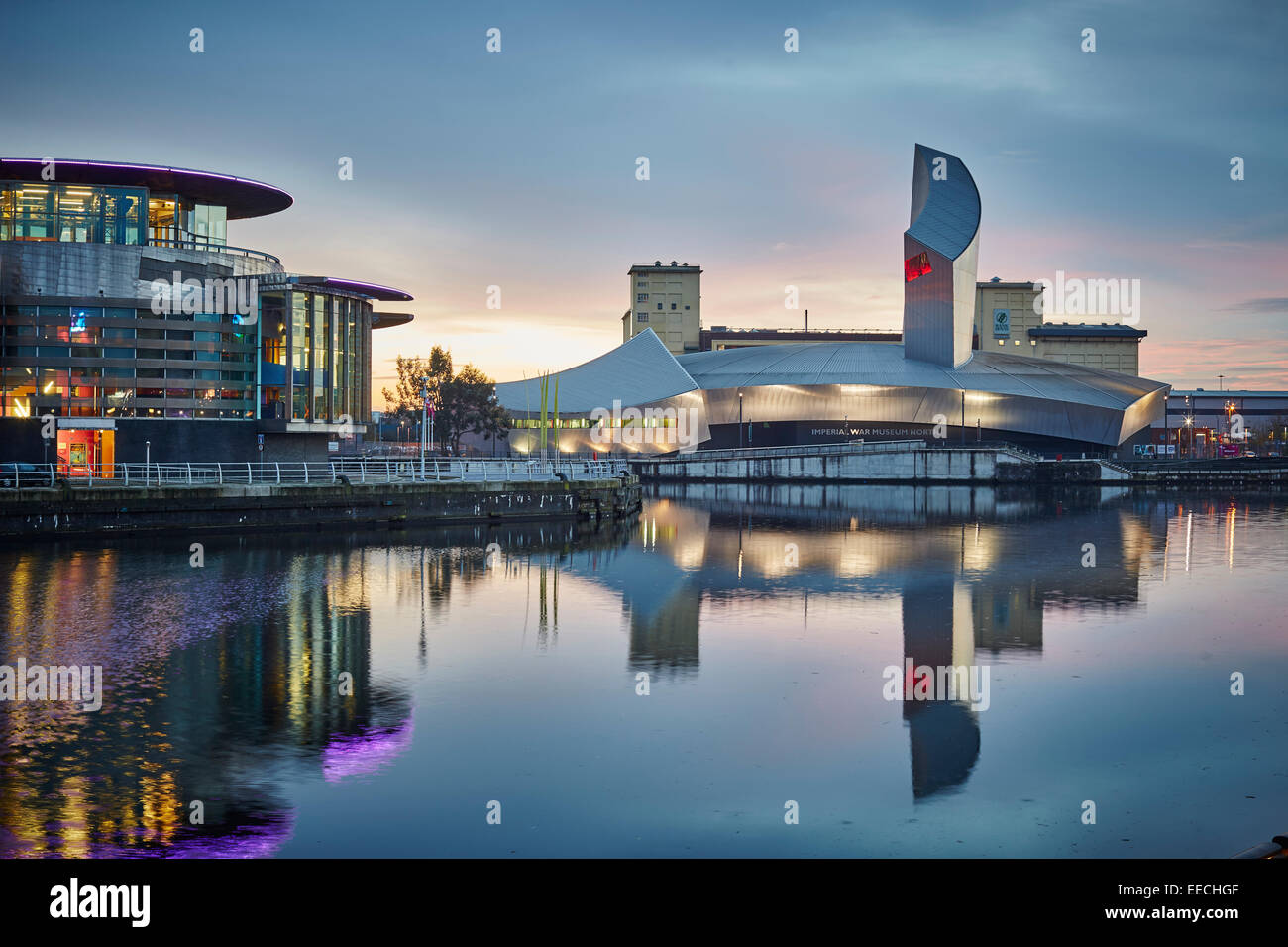 Uscita di Lowry a Media City in Salford Quays, l'Imperial War Museum North dall architetto: Daniel Libeskind Foto Stock