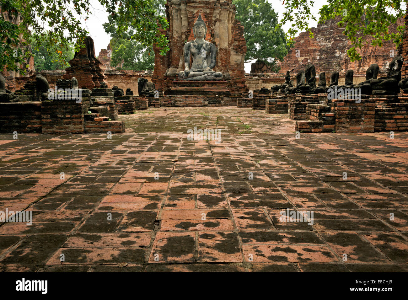 Thailandia - parzialmente restaurato, antico Buddha di Wat Phra Mahathat in Ayutthaya parco storico, ex capitale. Foto Stock