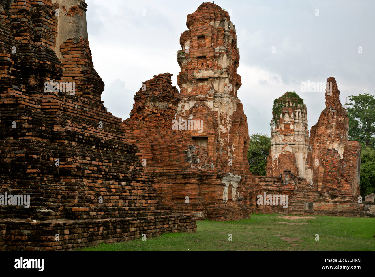 TH00288-00...THAILANDIA - antichi muri di mattoni,torri e fondazioni di Wat Phra Mahathat in Ayutthaya parco storico. Foto Stock