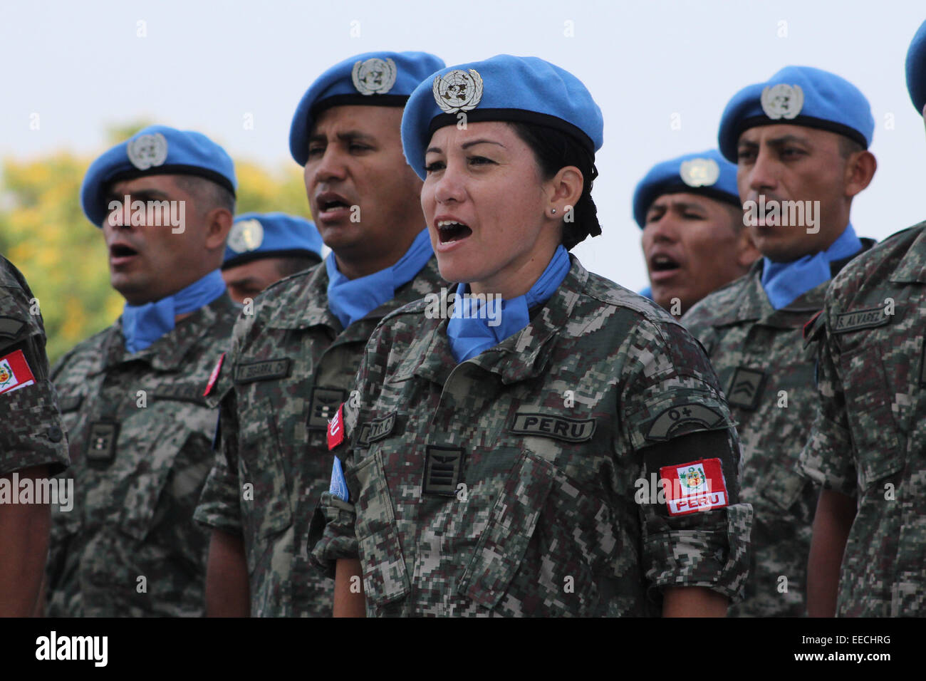 San Borja, Perù. 15 gennaio, 2015. I membri 'Perù società' partecipare ad una cerimonia di congedo del XXIV un contingente di Caschi Blu che andrà ad Haiti per sostenere le Nazioni Unite (ONU) operazioni di mantenimento della pace, al Perù quartier generale dell'esercito, a San Borja distretto, dipartimento di Lima, Perù, a gennaio 15, 2015. © Luis Camacho/Xinhua/Alamy Live News Foto Stock