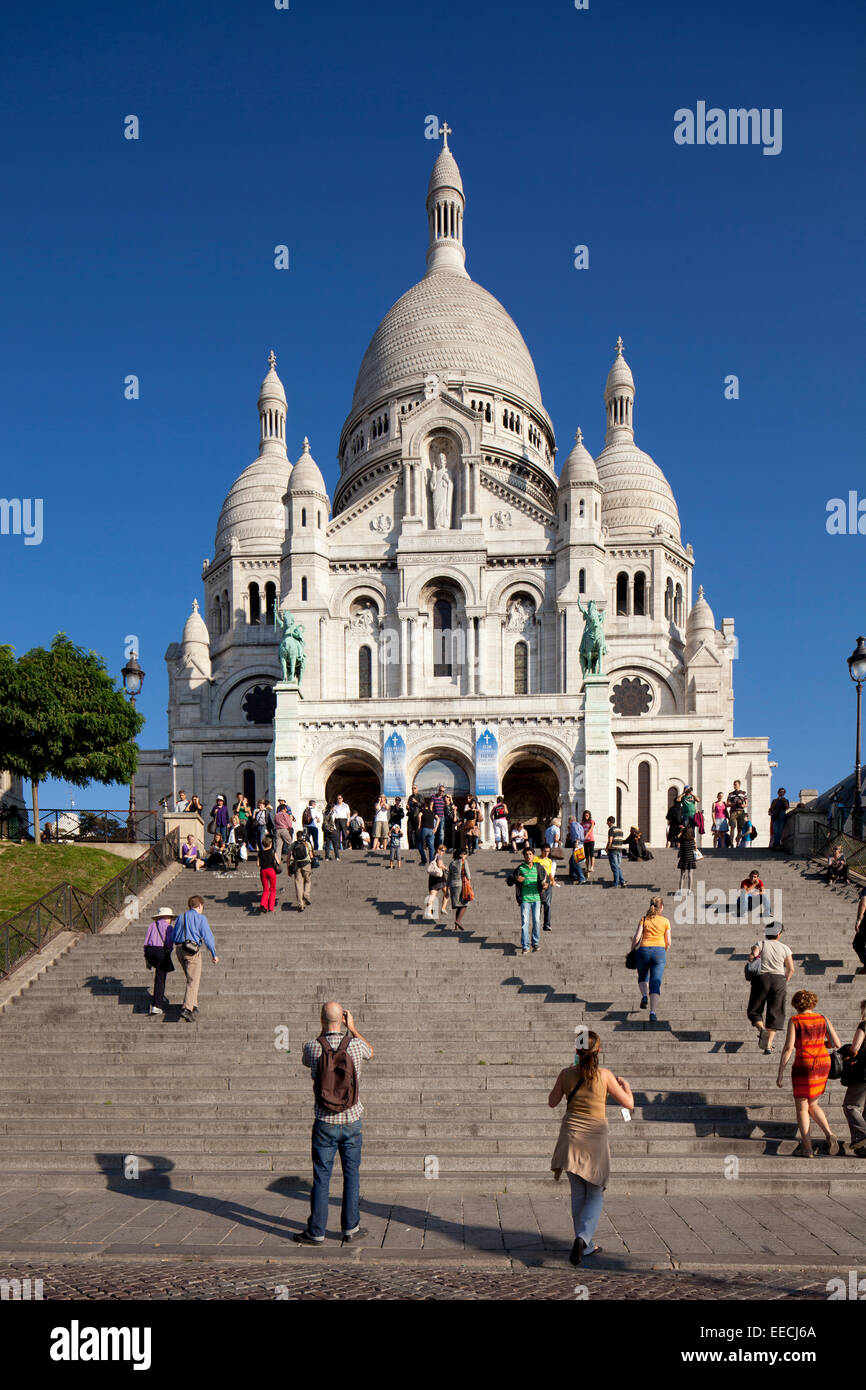 I visitatori sui gradini del Sacre Coeur. Parigi, Francia. Foto Stock