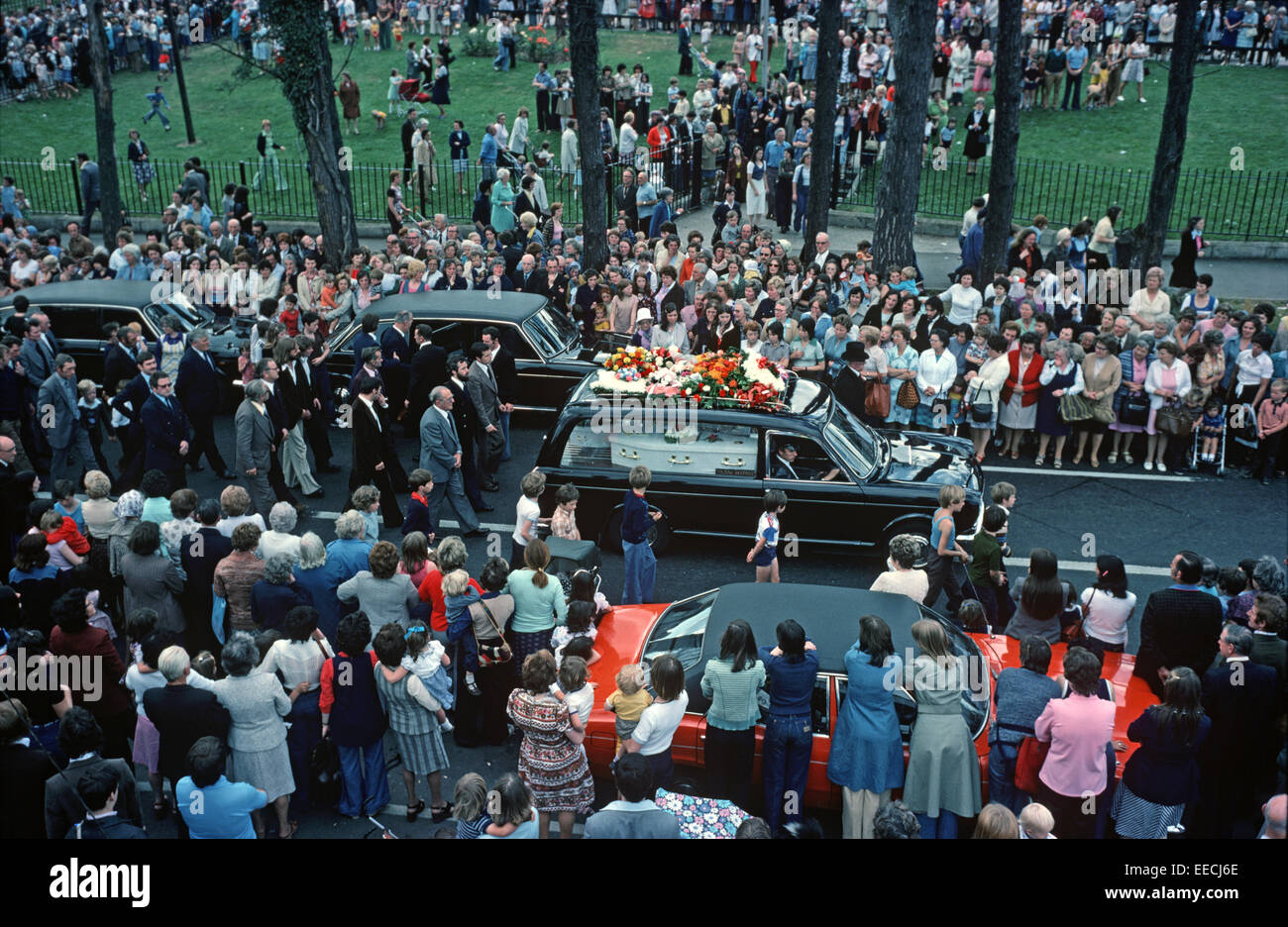 BELFAST, IRLANDA DEL NORD - agosto 1976. Maguire funerale di famiglia di 3 bambini uccisi quando una vettura guidata da un volontario di IRA Danny Lennon arata nella famiglia dopo che è stato girato dall'esercito britannico...la protesta per questi assassinii ha iniziato il primo processo di pace in Irlanda del Nord. Foto Stock