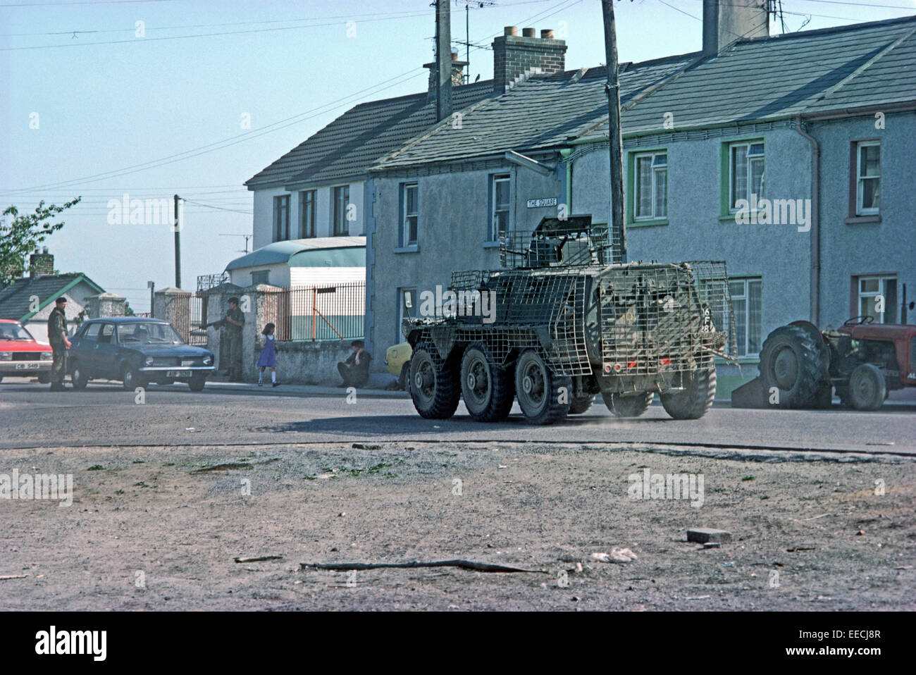CROSSMAGLEN, IRLANDA DEL NORD - Giugno 1977. Esercito britannico di pattuglia con il personale di Saraceni portante nel villaggio di frontiera di Crossmaglen durante i guai, Irlanda del Nord. Foto Stock