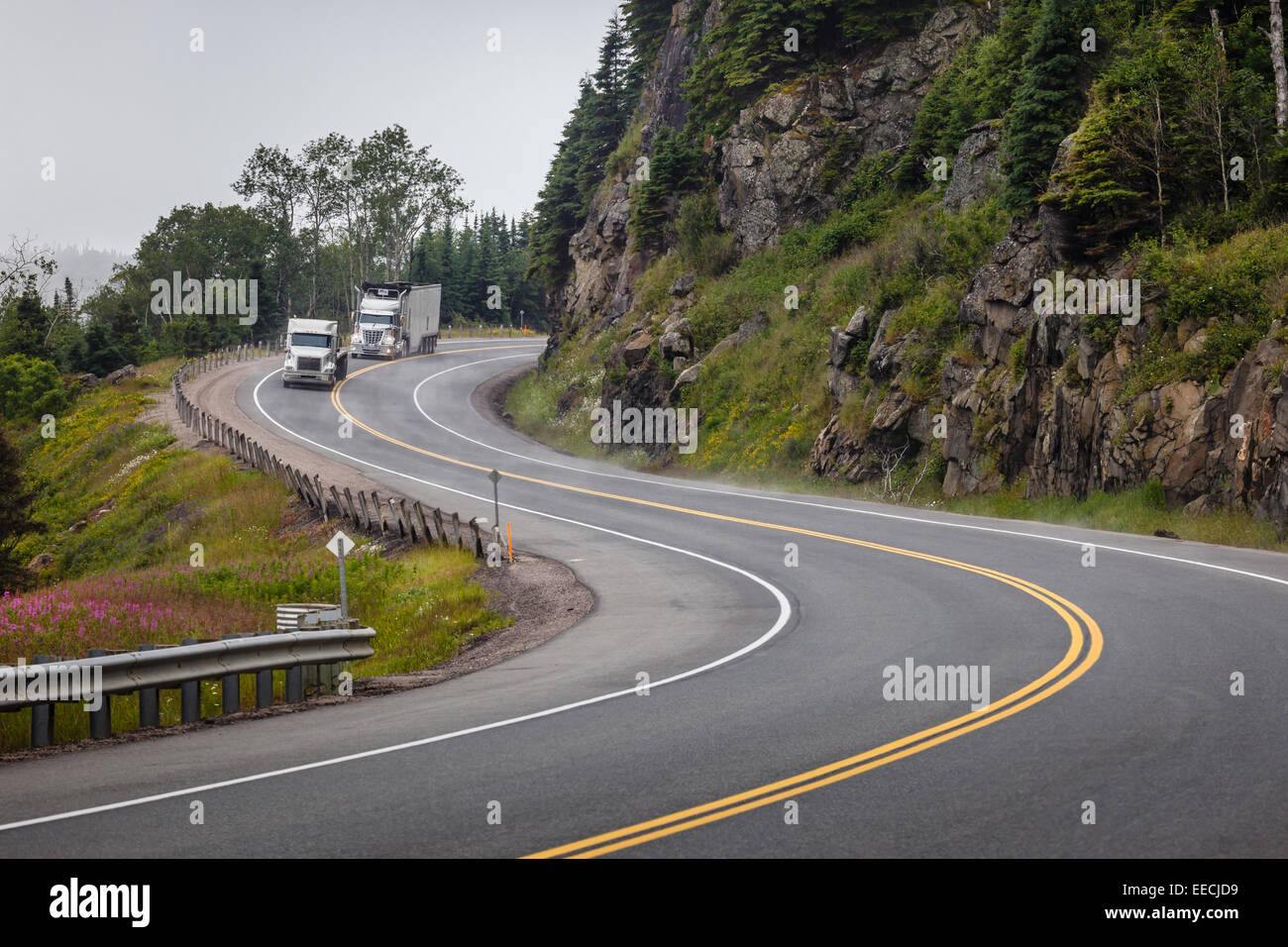 Avvolgimento autostrada a nord del lago Superior. Foto Stock