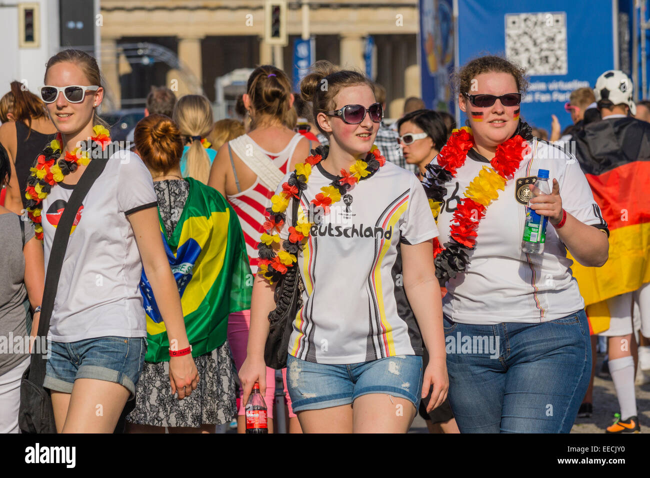 Visualizzazione pubblico della Coppa del Mondo FIFA Brasile 2014 presso la Porta di Brandeburgo, Berlino, Germania Foto Stock