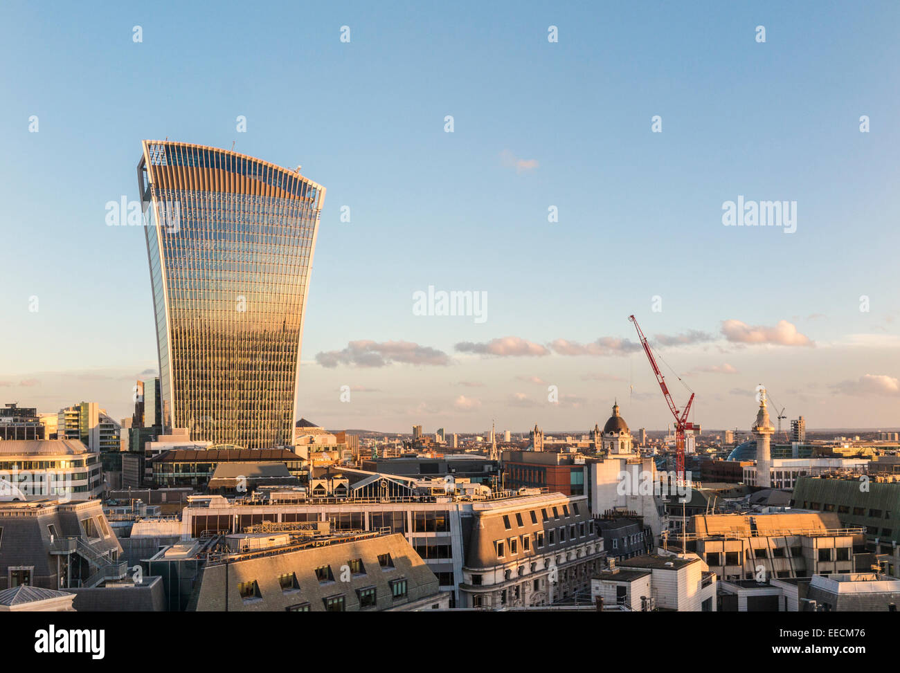 Il walkie talkie edificio e vista panoramica sopra la città di Londra nella luce della sera con cielo blu Foto Stock