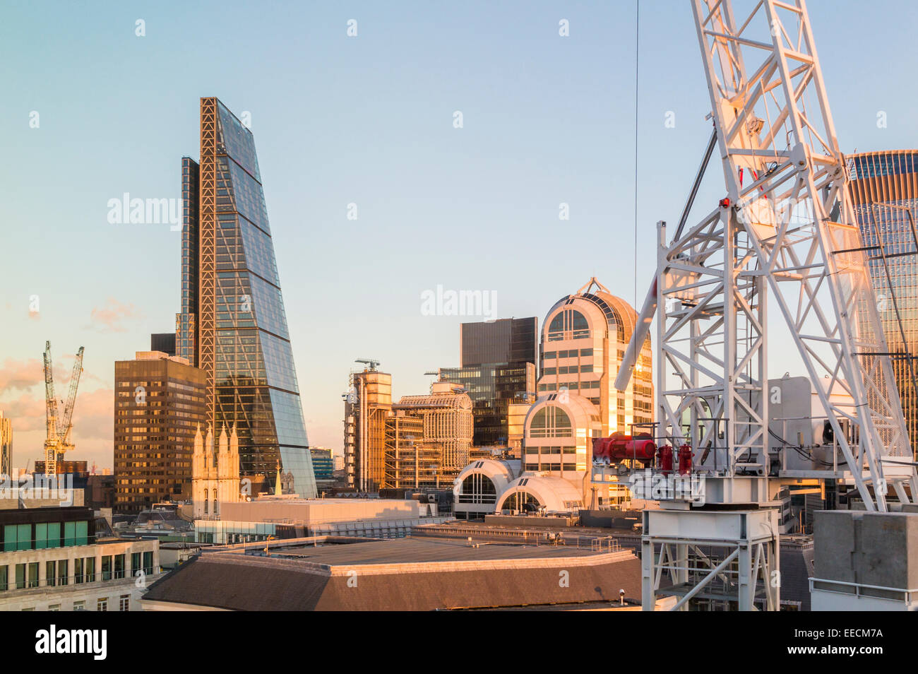 Vista di Cheesegrater, 122 Leadenhall Street, City of London EC3, la Lloyds edificio e 20 Gracechurch Street nel pomeriggio di luce, gru in primo piano Foto Stock