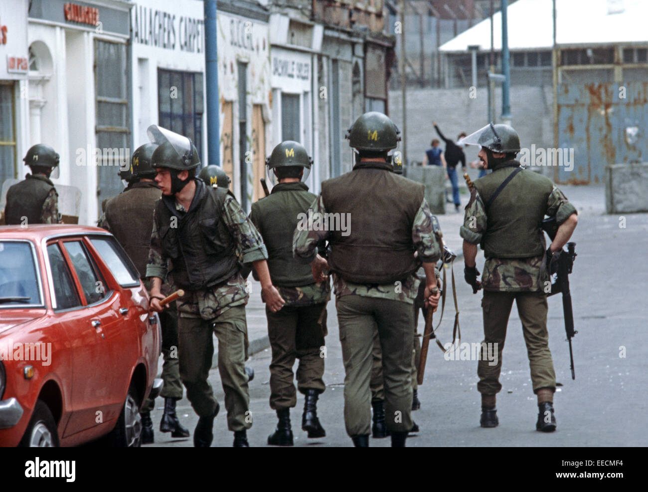 LONDONDERRY, DERRY, Regno Unito - agosto 1975. Esercito britannico controllo scontri per le strade di Derry dopo Apprentice Boys marzo durante i guai, Irlanda del Nord. Foto Stock