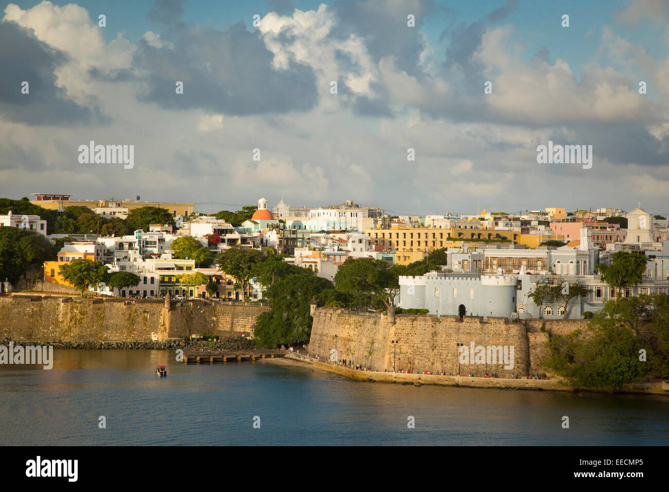 Sera La luce solare sulla storica città vecchia di San Juan, Puerto Rico Foto Stock