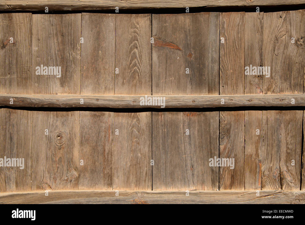 Vista dettagliata del pannello di legno marrone scuro in una piscina esterna Foto Stock