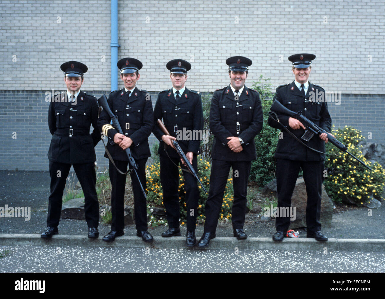 BELFAST, Regno Unito - Settembre 1978- RUC, Royal Ulster Constabulary, poliziotti prima di uscire di pattuglia durante i guai, Irlanda del Nord. Foto Stock