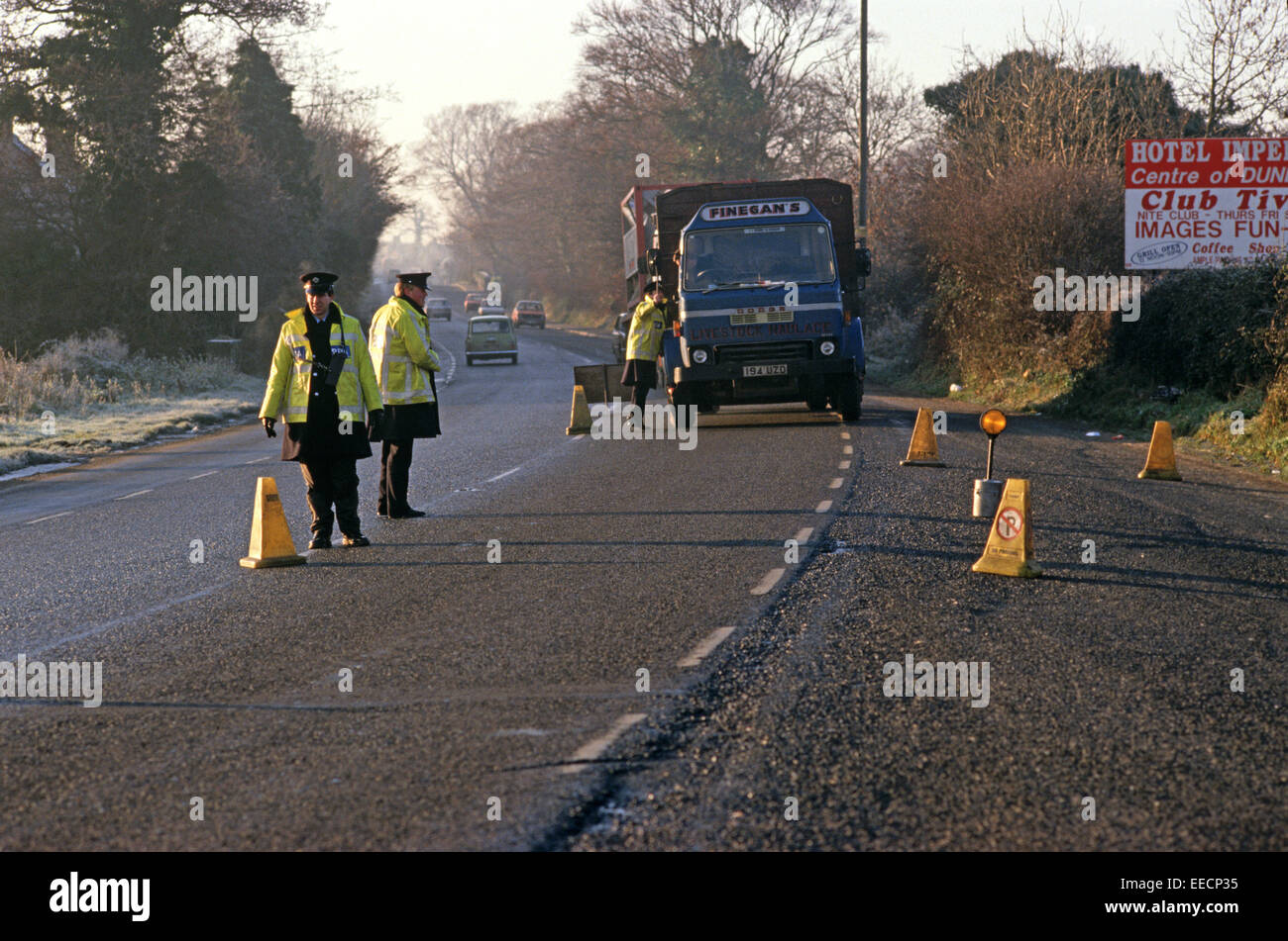 Repubblica di Irlanda, nella contea di Louth - dicembre 1985. Garda, polizia irlandese, checkpoint in Dublino a Belfast Road durante i guai, Irlanda. Foto Stock