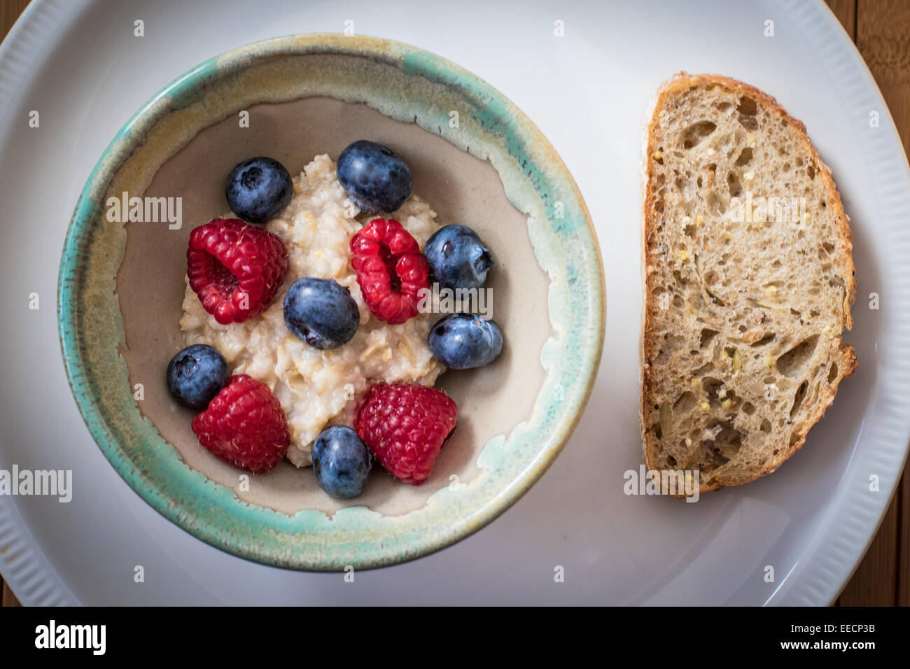 Sana colazione da fiocchi d'avena, tutto il pane e i frutti di bosco Foto Stock