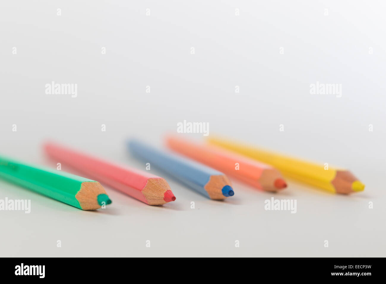 Un gruppo di matite colorate, Immagine concettuale di un umano creativo team di leadership seguenti, di apprendimento, di condivisione delle idee Foto Stock