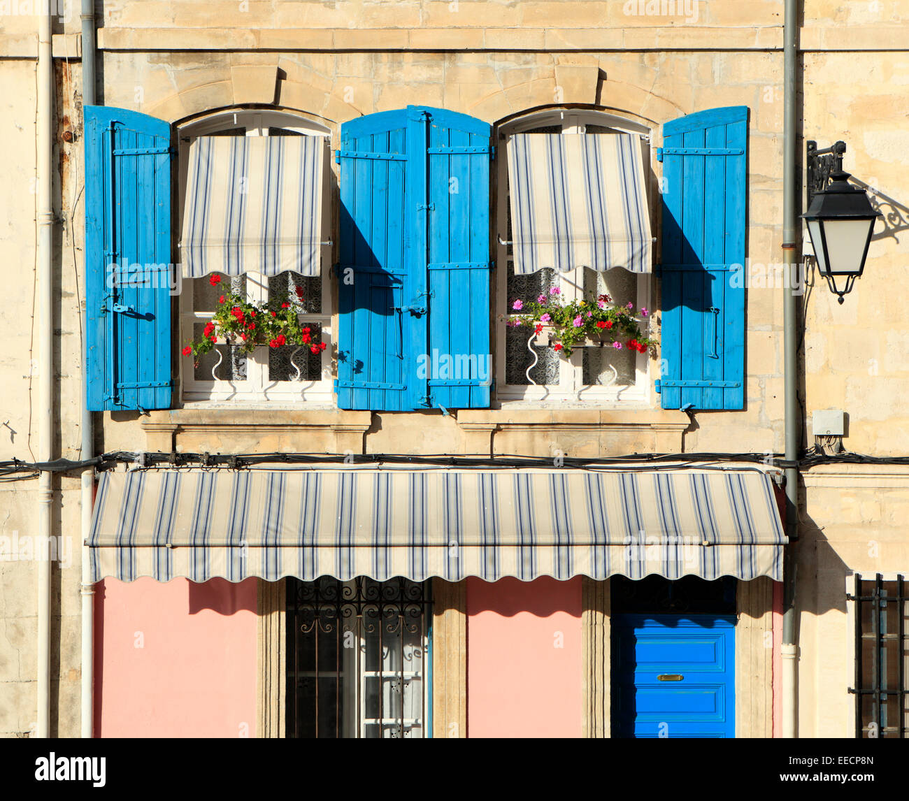 Tipico stile provenzale di finestre con persiane blu e fioriere Foto stock  - Alamy