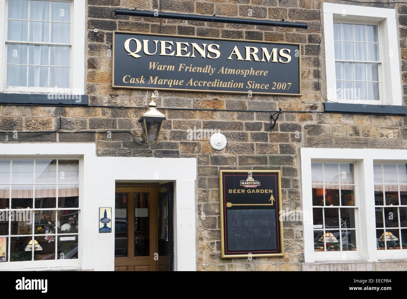 Queens bracci public house nel mercato comune di Bakewell, Derbyshire Dales,Inghilterra Foto Stock