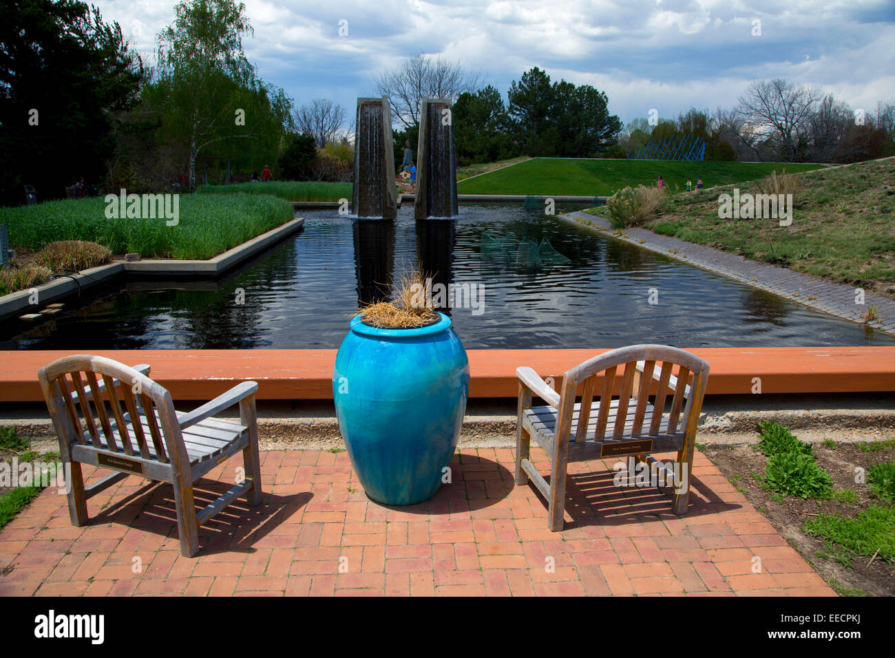 Sedie e pentola da piscina, Denver Botanic Garden, Denver Colorado Foto Stock